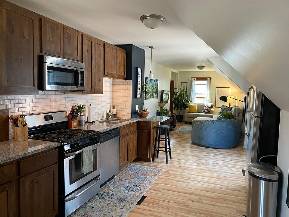 Stunning Kitchen with custom real wood cabinets, granite counter tops, subway tile backsplash, stainless steel appliances, dishwasher, garbage disposal