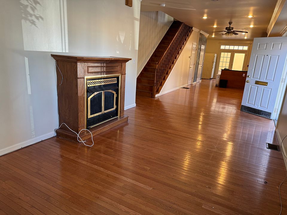 Living Room w/Fireplace, hardwood floors, and Cable ready!