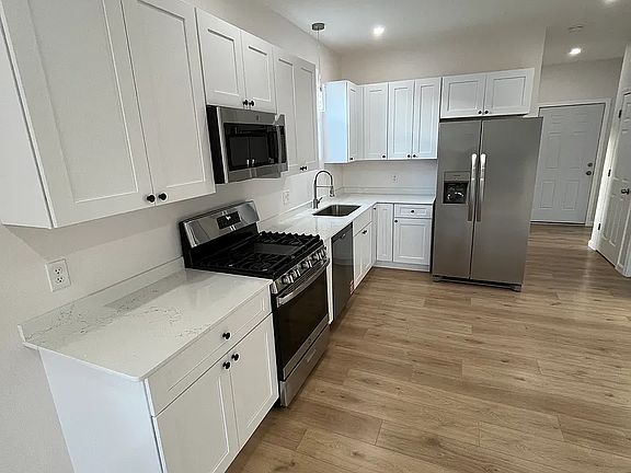 2nd image of 27 Newbury St #2