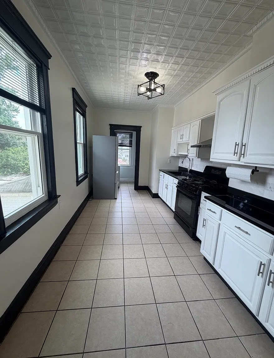 3 bed, 1.0 bath, $3,200 — Photo 3