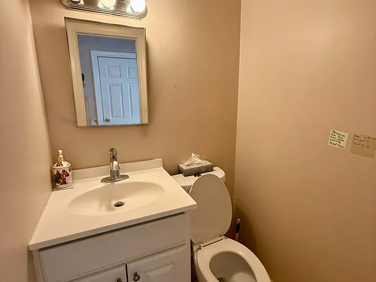43 Jonathan Dr — Photo 15