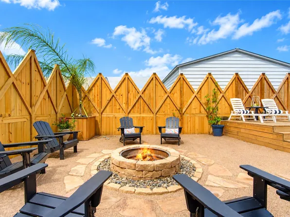 952 Sandollar St, Crystal Beach, TX 77650