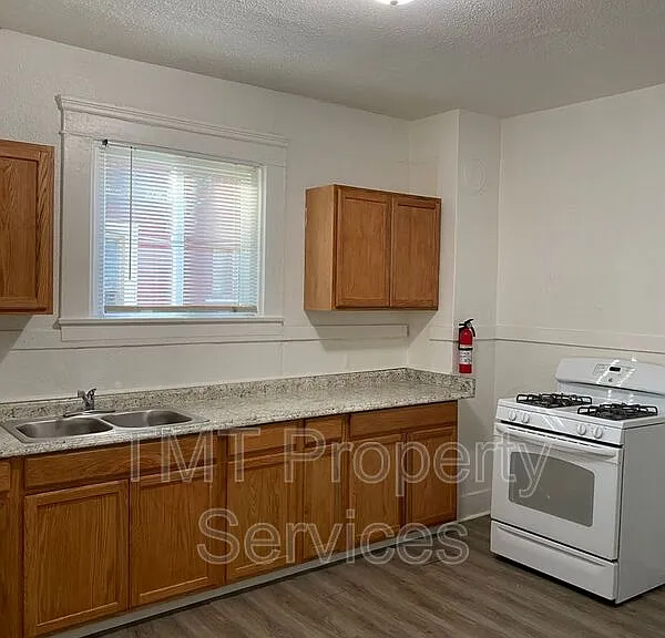 202-208 W Oak St #208 W OAK STREET — Photo 17