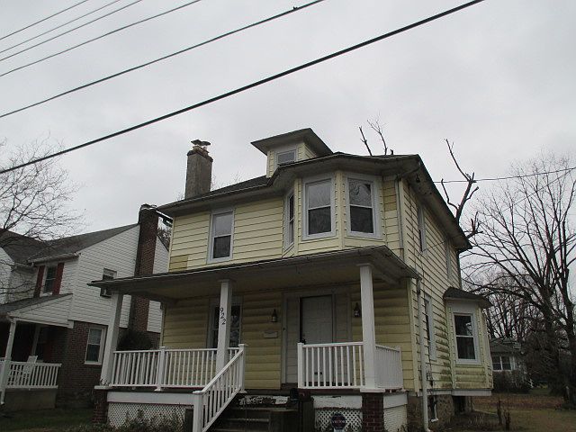 2nd image of 922 W Park Sq