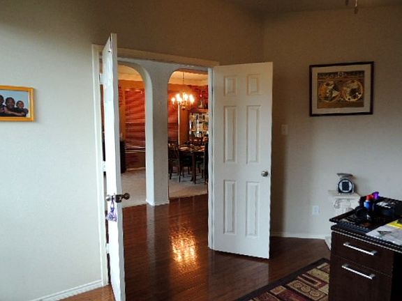 4th image of 701 Crockett Dr