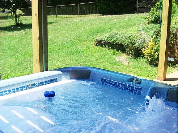 jacuzzi & fenced back yard