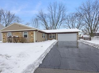 102 Paxton Ln, Schaumburg, IL 60194