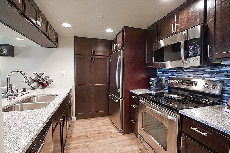 Open kitchen and breakfast bar