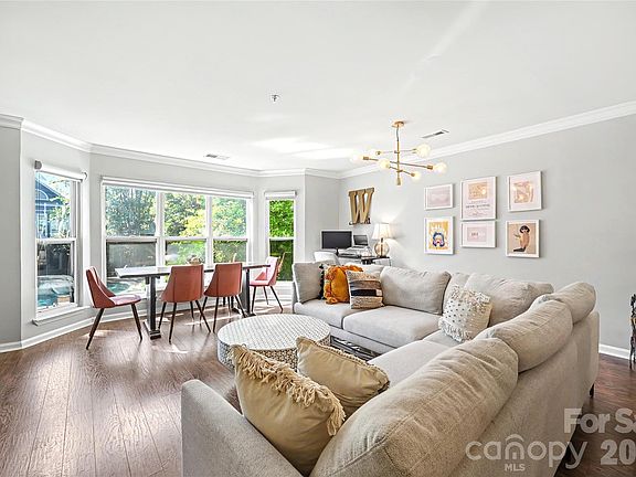 5th image of 517 Graham St Unit 2D