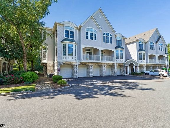 4th image of 505 Regal Blvd