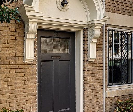5th image of 1015 W Franklin St