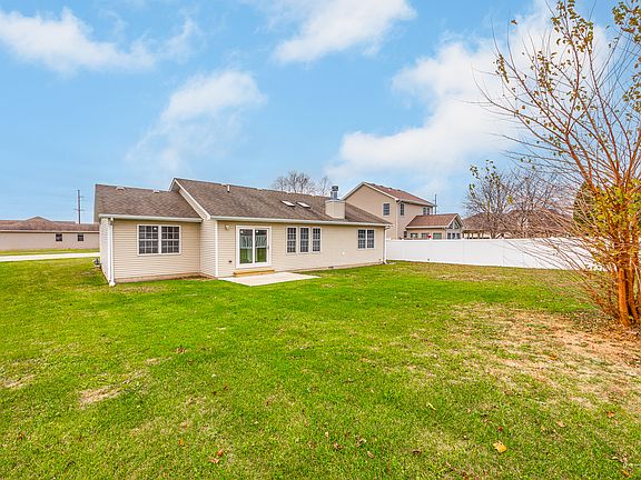 3rd image of 590 Highpoint Cir N