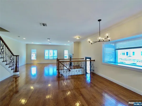 25 Jacobs Lndg, Secaucus, NJ 07094