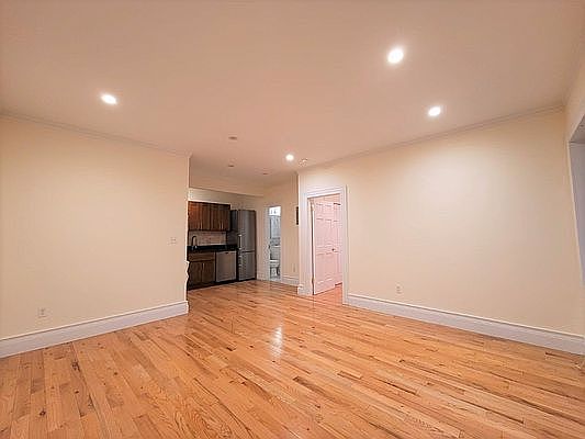 3rd image of 51 E 34th St #X