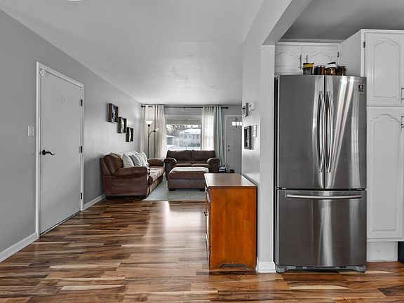 3rd image of 424 W 66th Pl