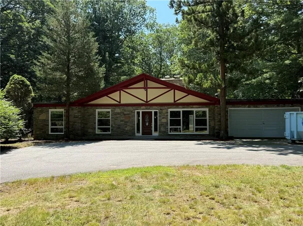 15 Forest Ln, East Greenwich, RI 02818