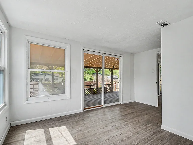 2527 Riverside Dr — Photo 6
