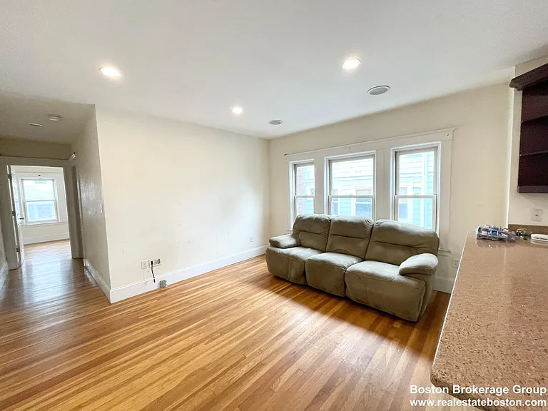 15 Sunset St — Photo 3