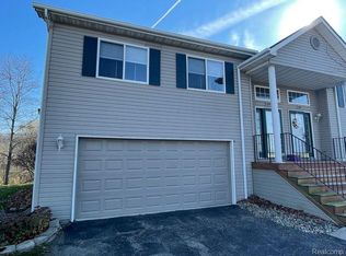 1079 River Ridge Cir, Grand Blanc, MI 48439