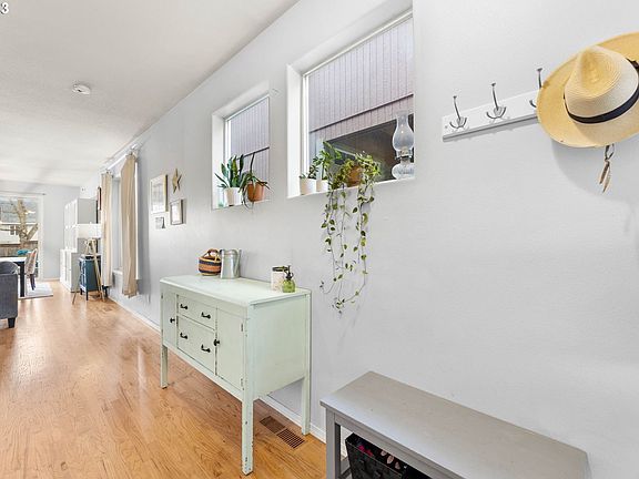 2nd image of 4304 NE 55th Pl