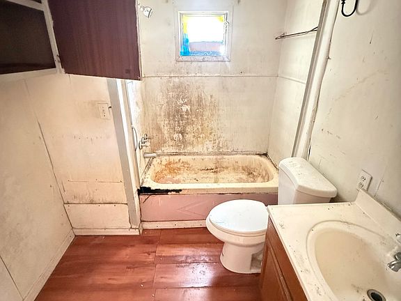 5th image of 622 N Beach St #121
