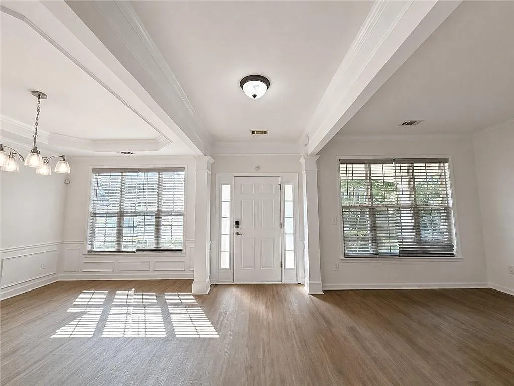 4 bed, 2.5 bath, 2412 sqft, $2,500 — Photo 4