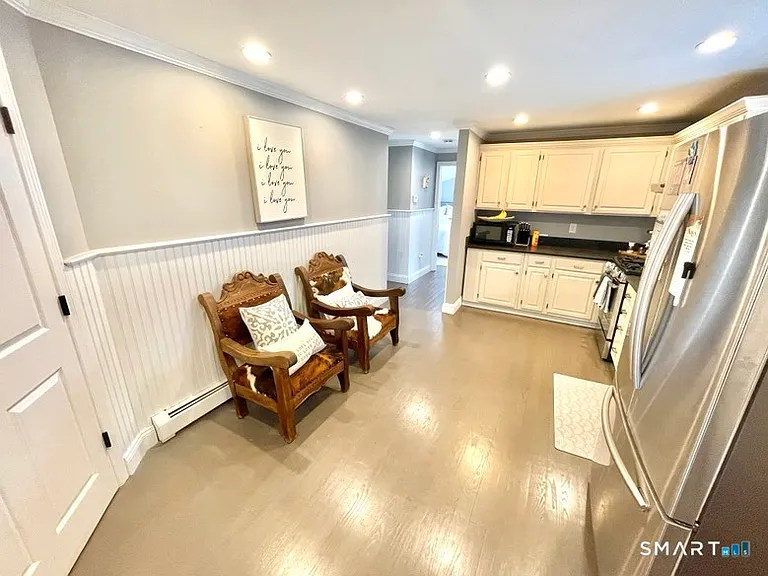 840 E Broadway — Photo 14