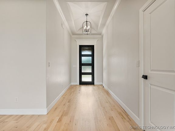2nd image of 1303 Oakhurst Cir