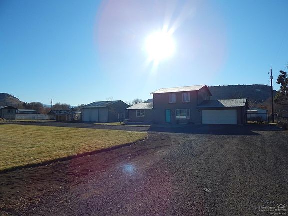 2nd image of 690 SE Bishop Ln