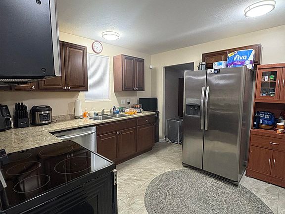 5th image of 323 Fulton Ave