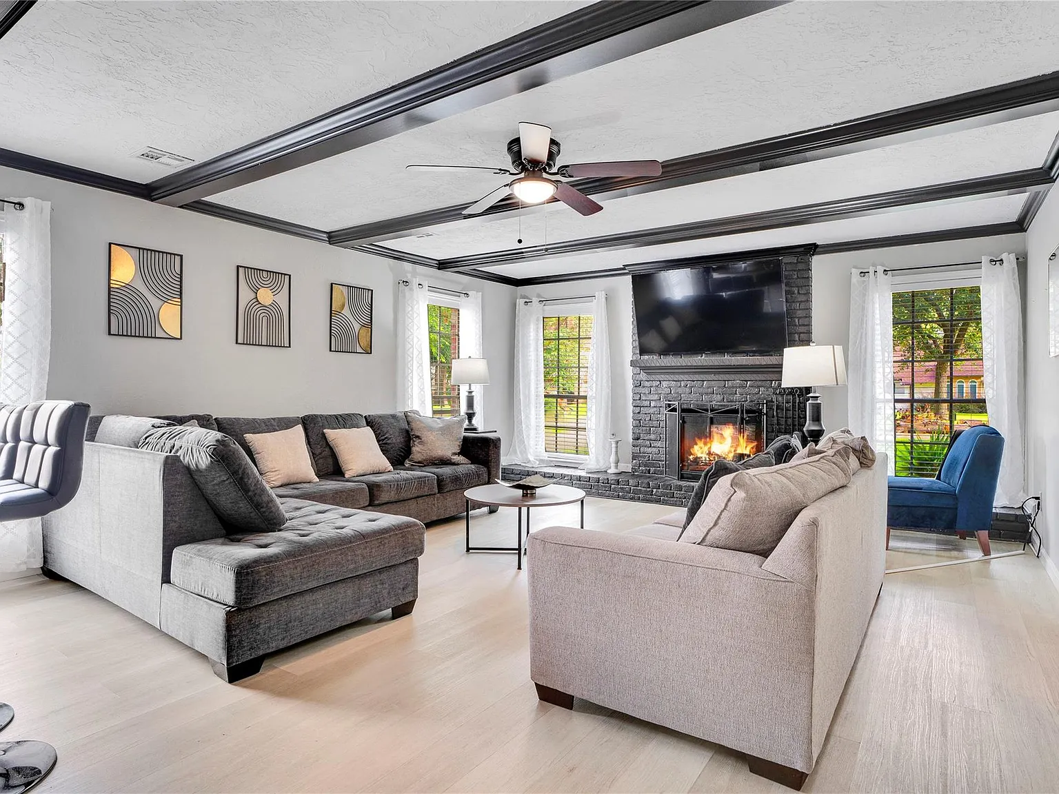 7 bed, 2.5 bath, 3454 sqft, $6,000 — Photo 2