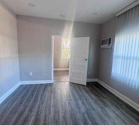 3rd image of 921 N 19th Ave APT 1
