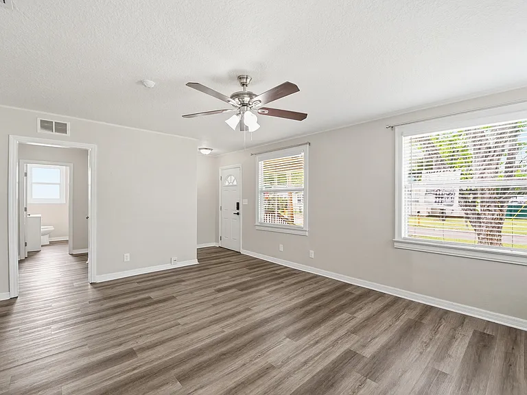 509 Murray Dr — Photo 13