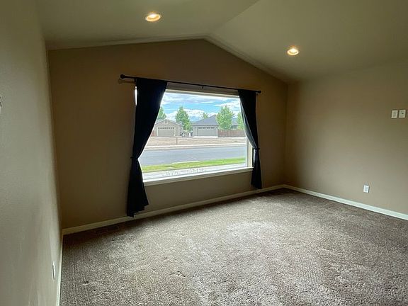 2nd image of 925 NE Whistle Way