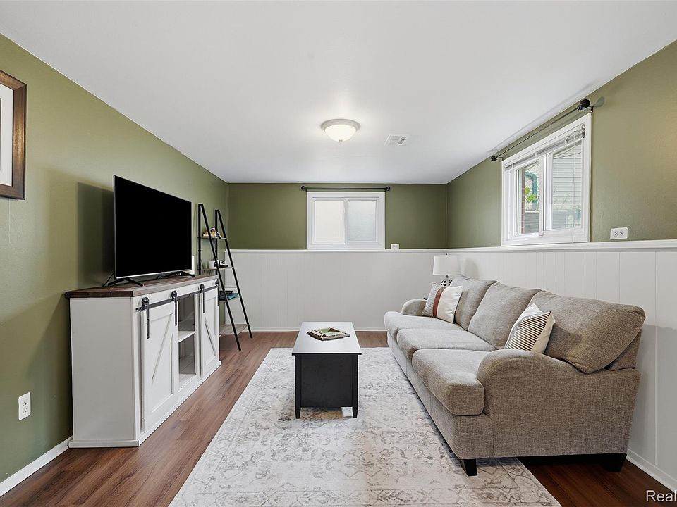 28282 Couzens Ave, photo 17