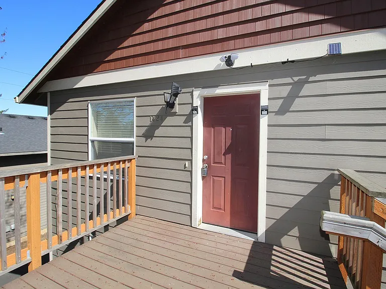 McKenzie Court — Photo 4