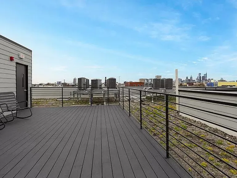 102 W Berks St — Photo 17