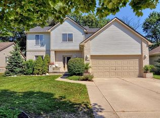 7968 W Oakland Manor Dr, Waterford, MI 48327