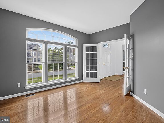 5th image of 504 Lilac Dr