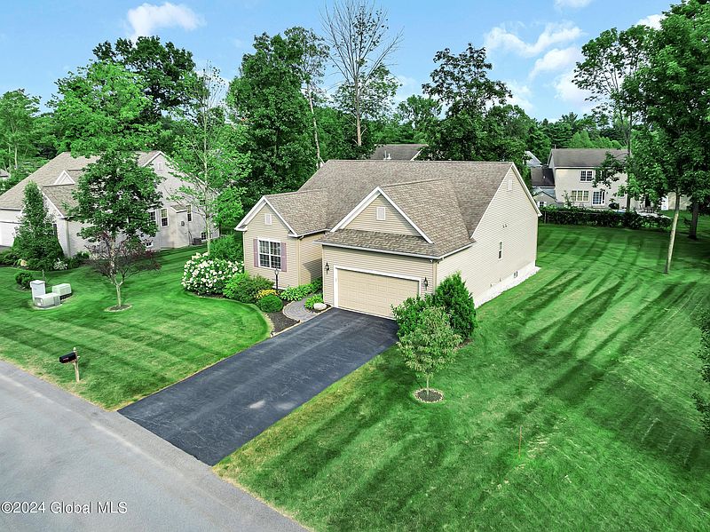 3rd image of 6 Wedgewood Drive