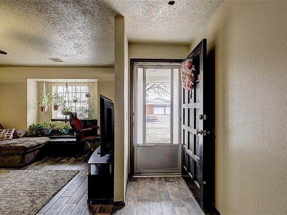 5th image of 4105 SE 14th Pl