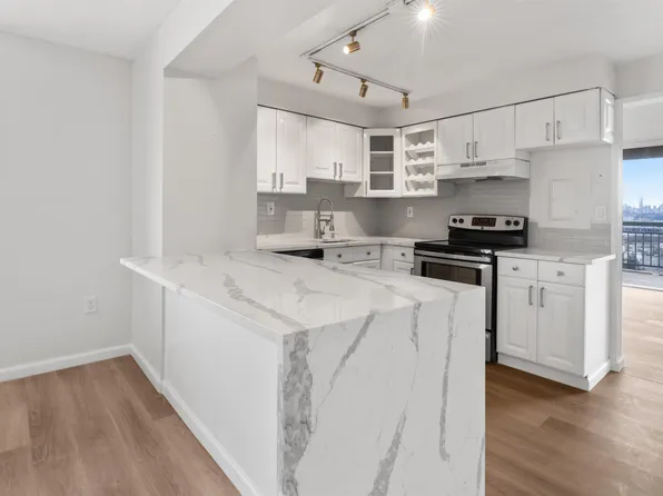 1633 Harmon Cove Tower #1633, Secaucus, NJ 07094