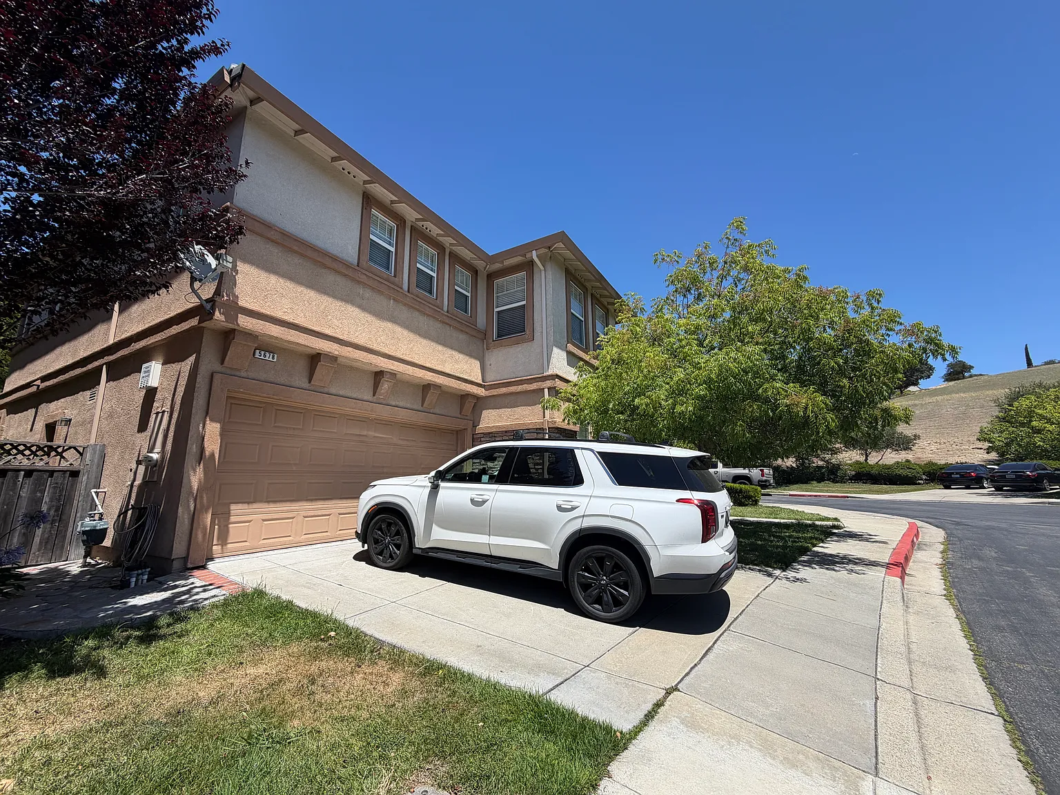 5 bed, 2660 sqft, $5,100 — Photo 2