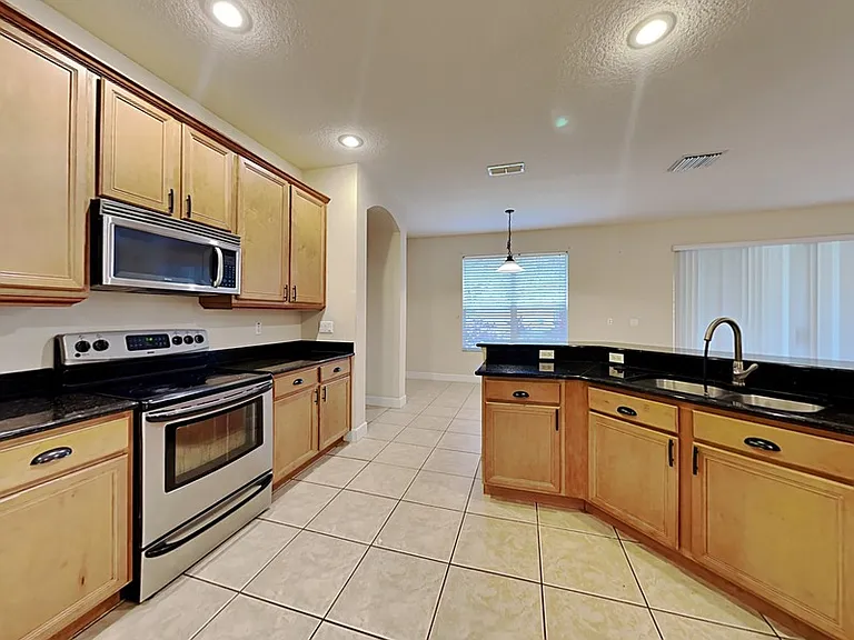 589 Errol Pkwy — Photo 4