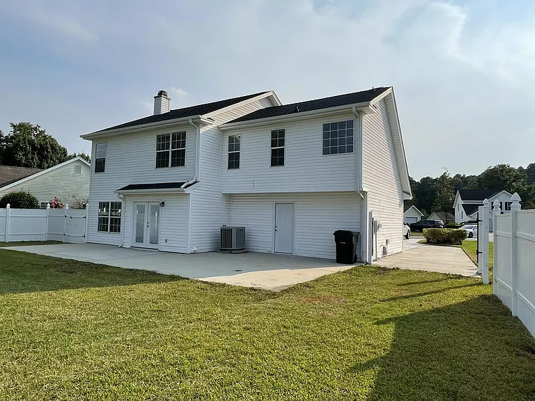 2704 Holmes Ct N — Photo 27