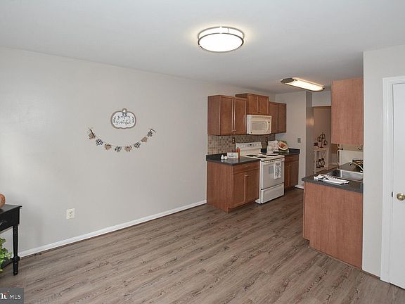 4th image of 8323 Stationhouse Ct