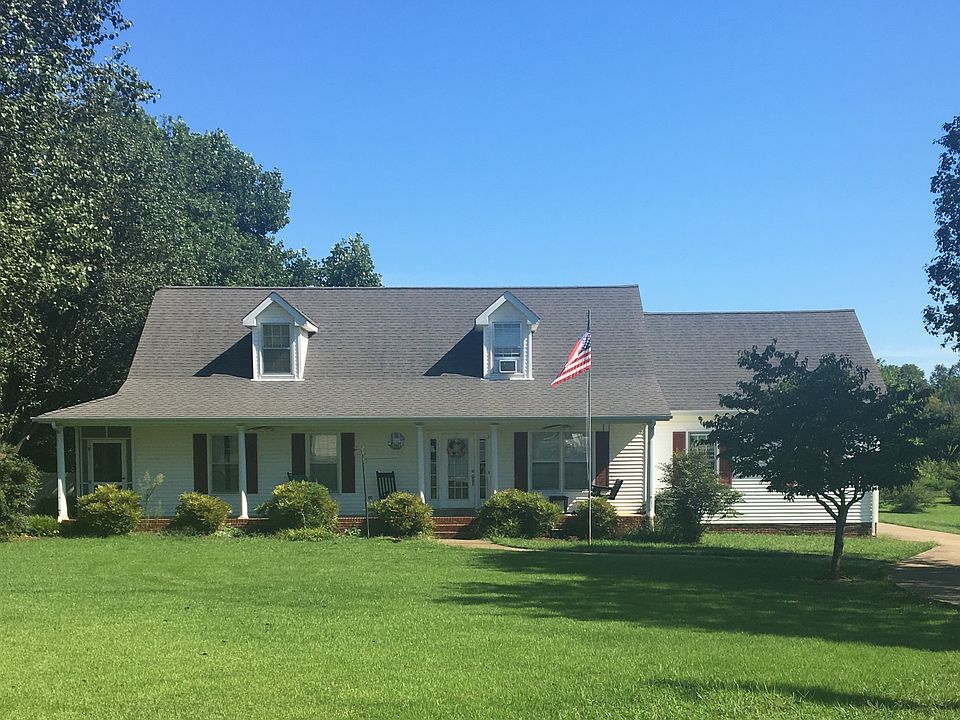 Nice yard and screen porch 
