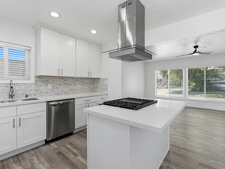 584 N 8th Ave — Photo 18