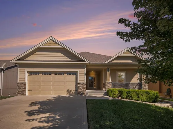 1907 Prairie Grass Dr, Raymore, MO 64083