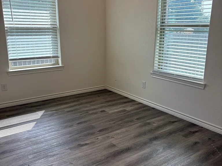 111 E Hamilton St — Photo 17